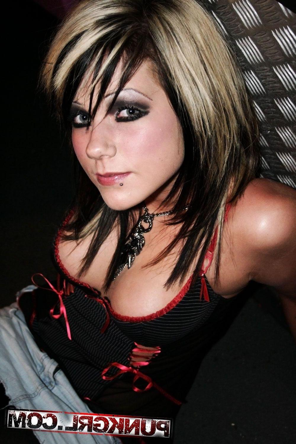 15P Pictures of teen punk Harriet showing her hot face