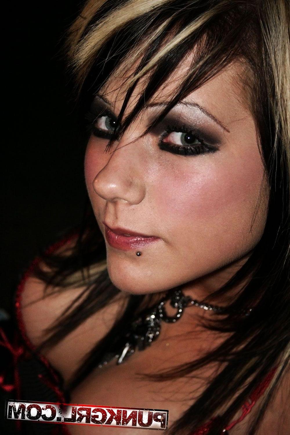 15P Pictures of teen punk Harriet showing her hot face