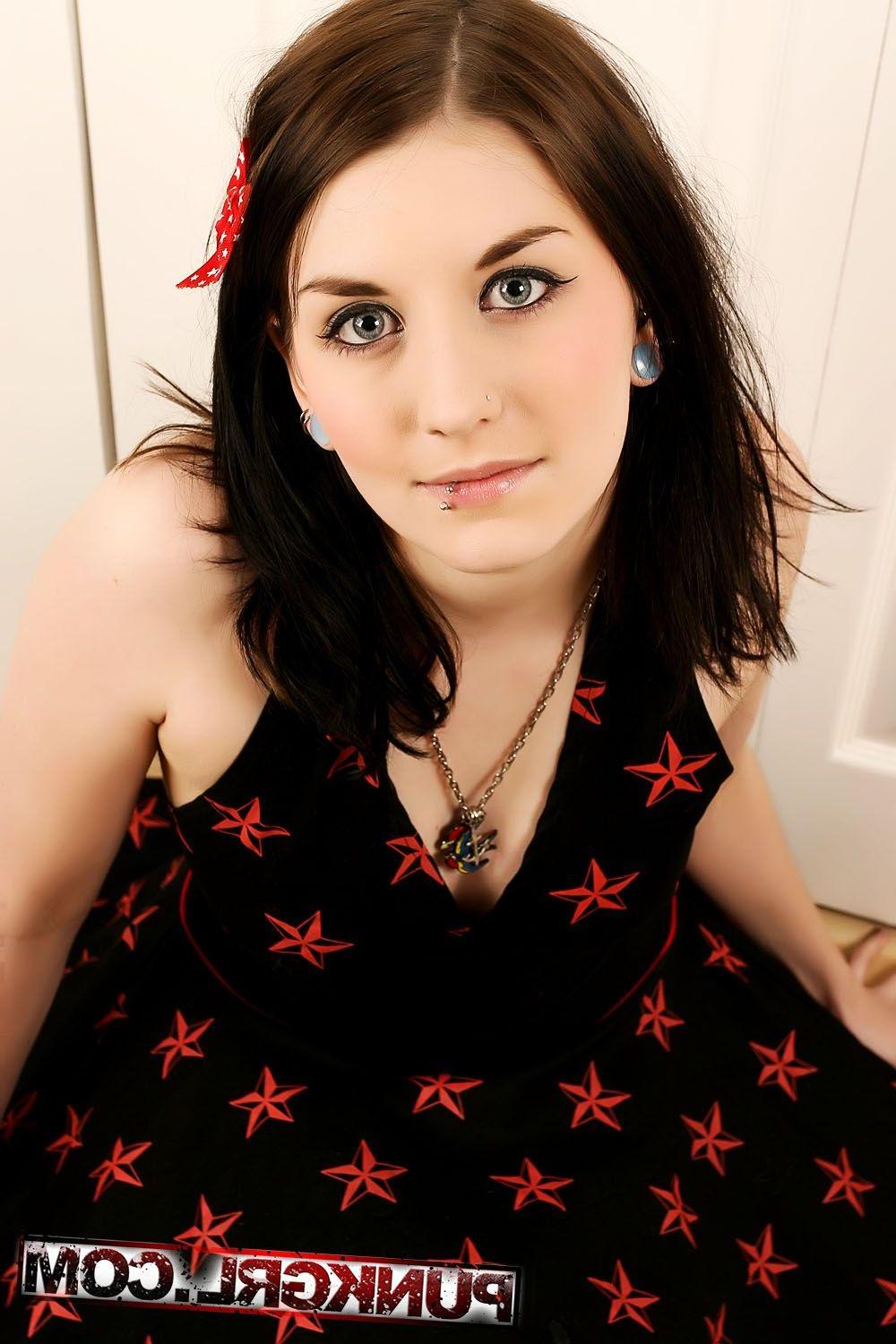 20P Pictures of teen amateur Laurel coming out of the closet