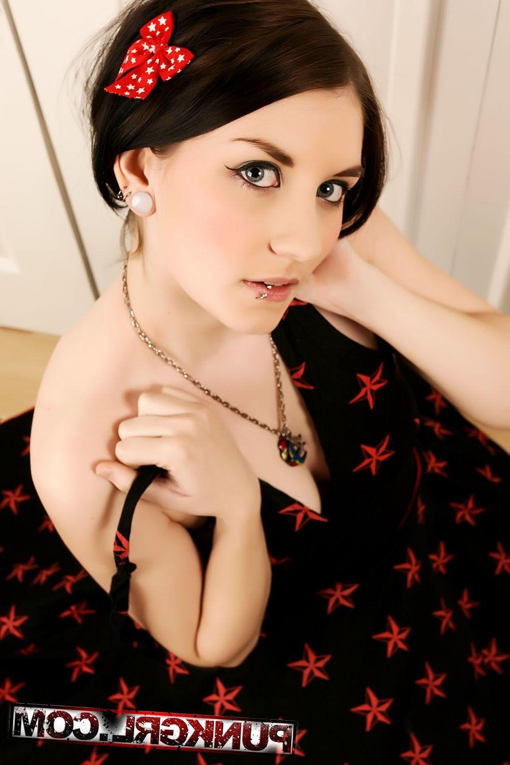 20P Pictures of teen amateur Laurel coming out of the closet