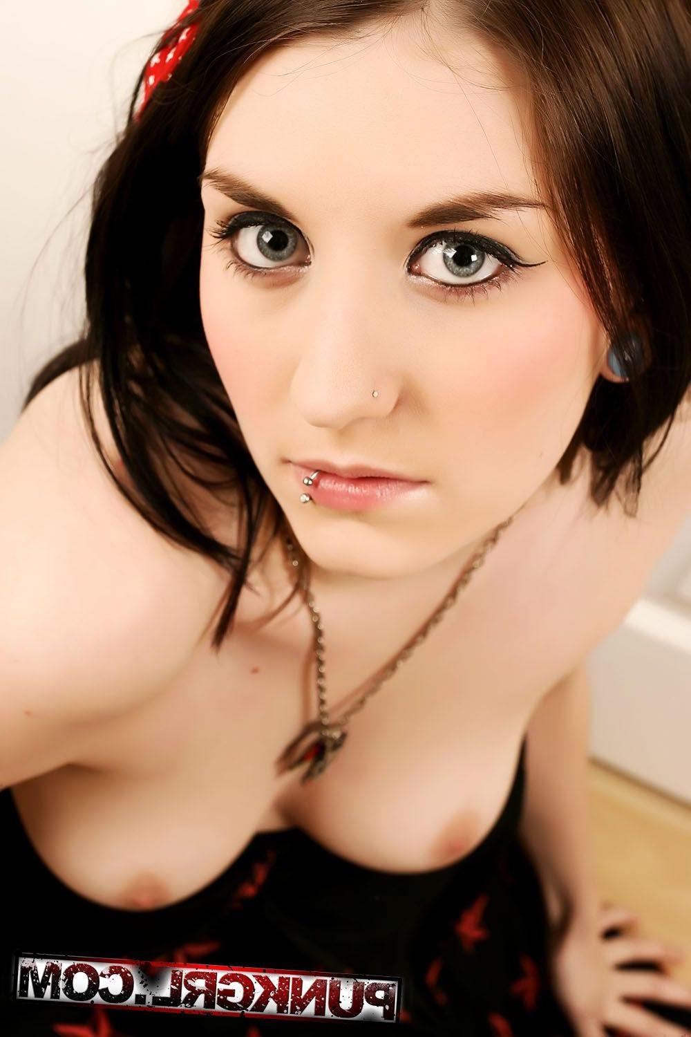 20P Pictures of teen amateur Laurel coming out of the closet