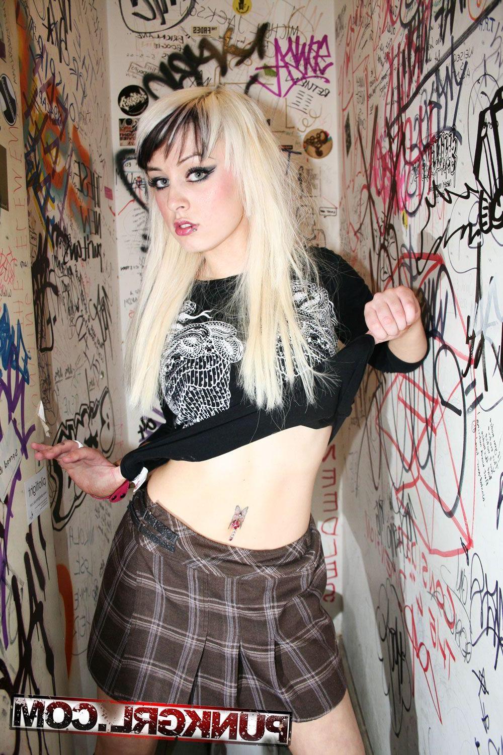20P Pictures of punk girl Nicole showing how hot she is