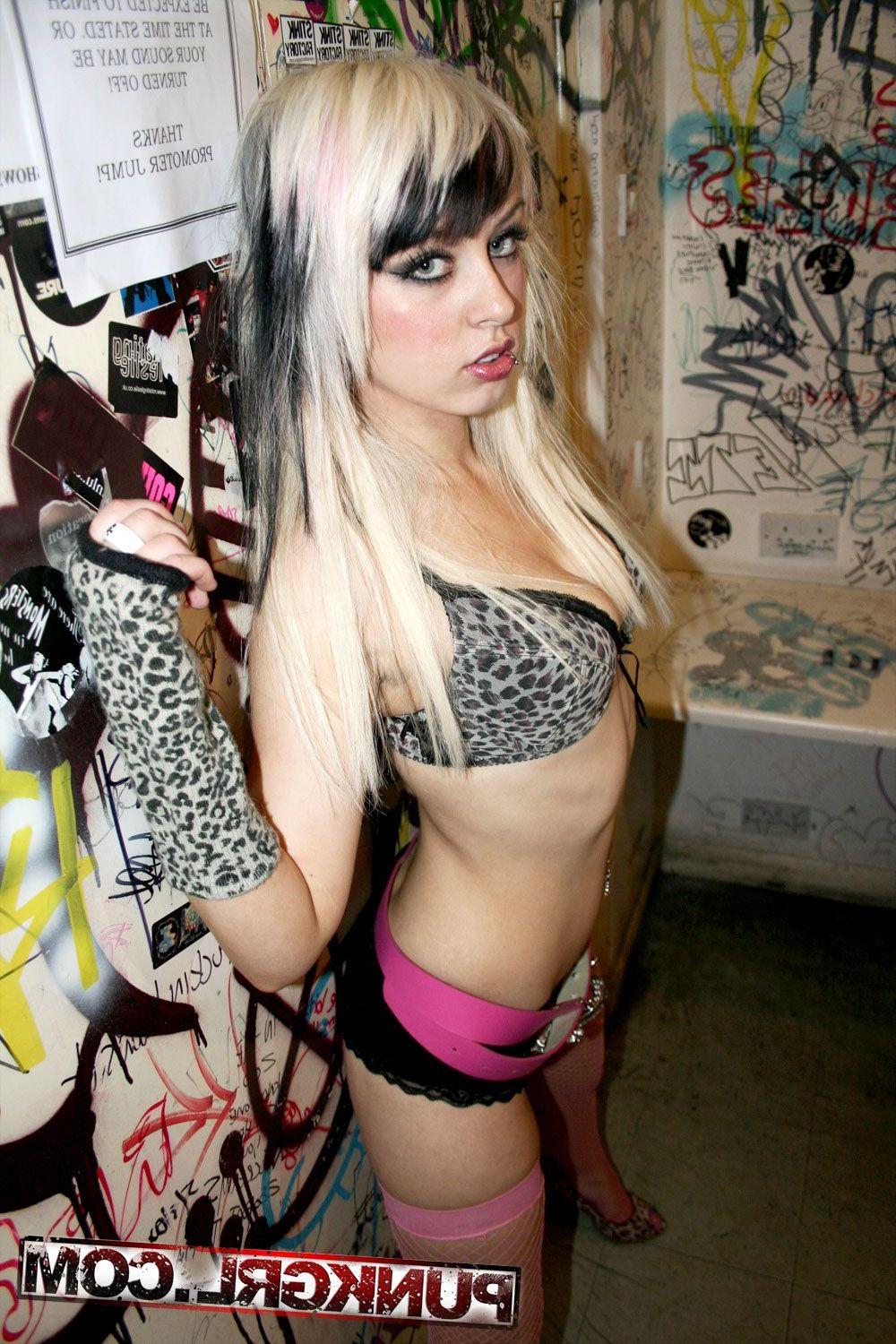 20P Pictures of punk girl Nicole showing how hot she is