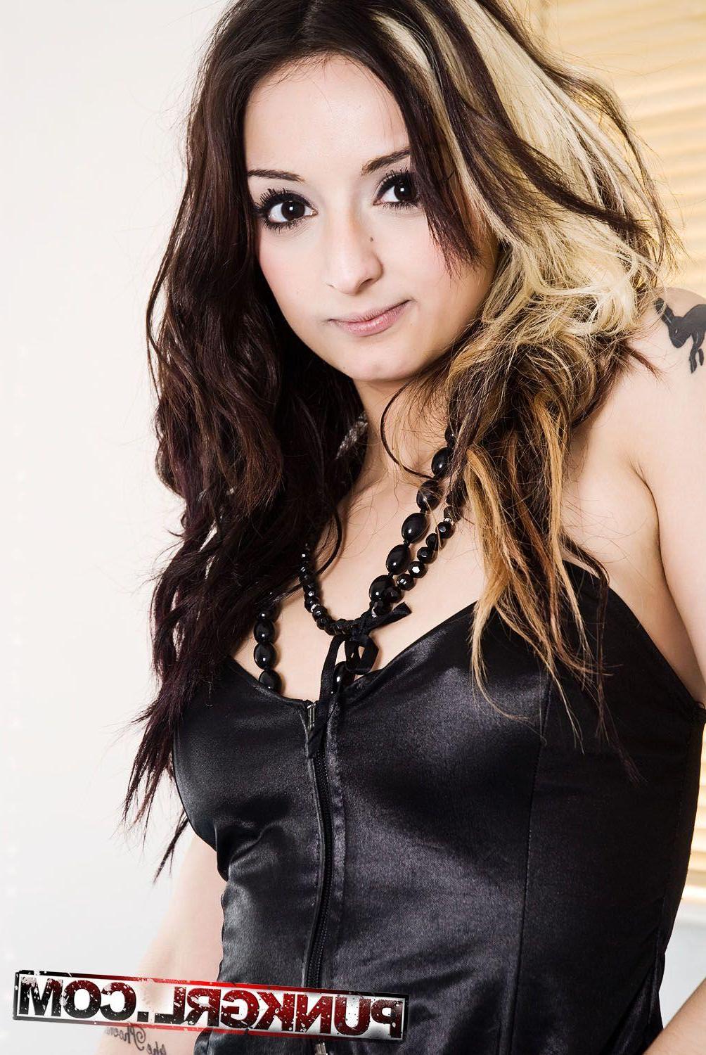 20P Pictures of punk girl Cherry Stone waiting for you in bed