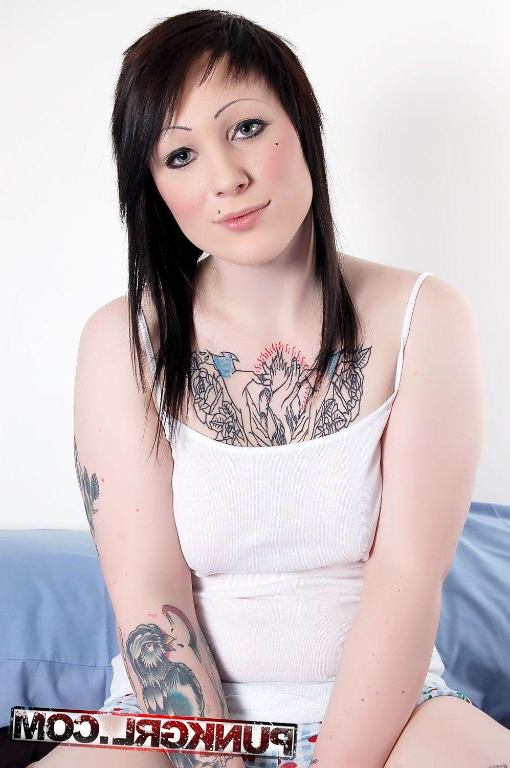 15P Pictures of punk girl Peach showing her round boobs