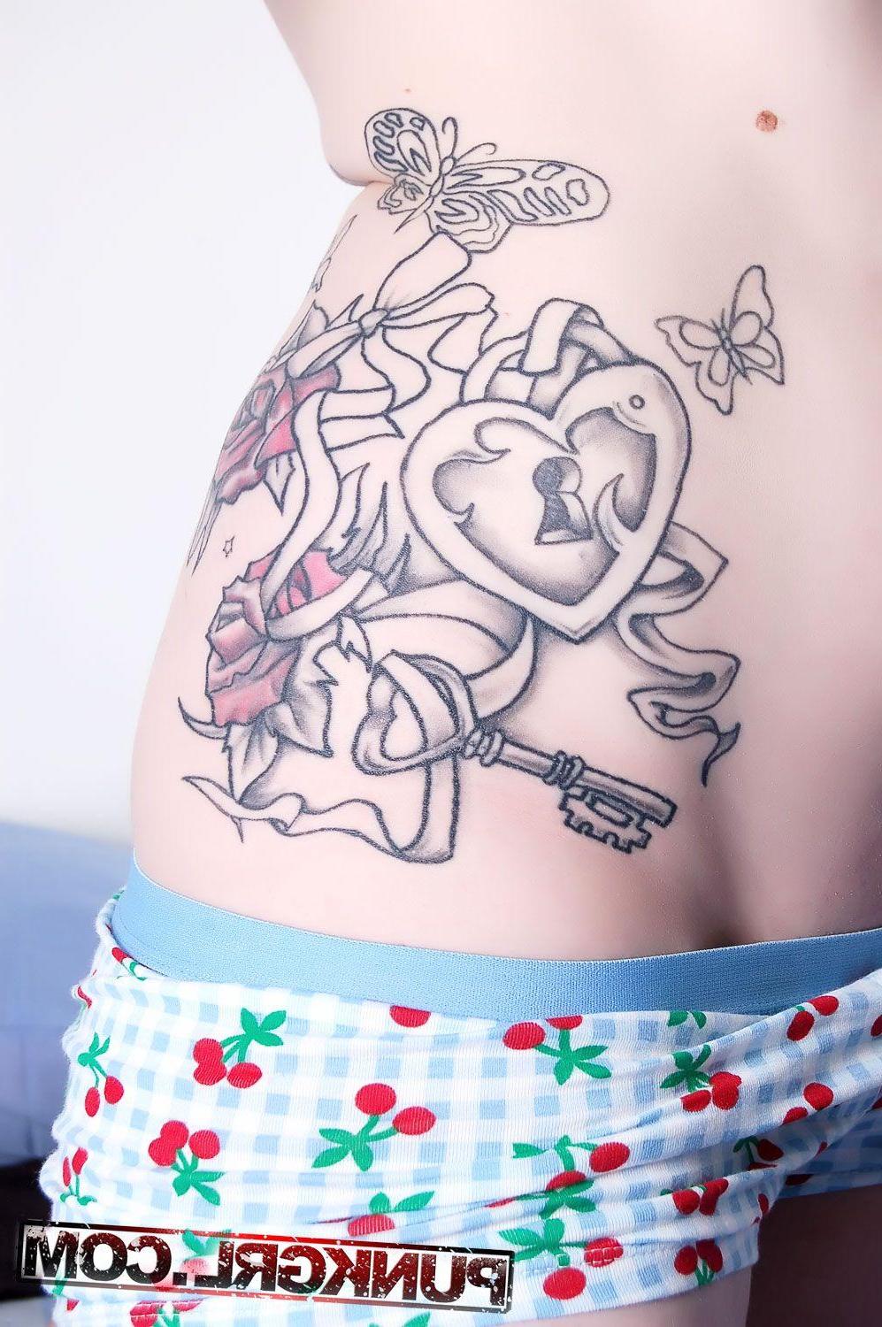 15P Pictures of punk girl Peach showing her round boobs