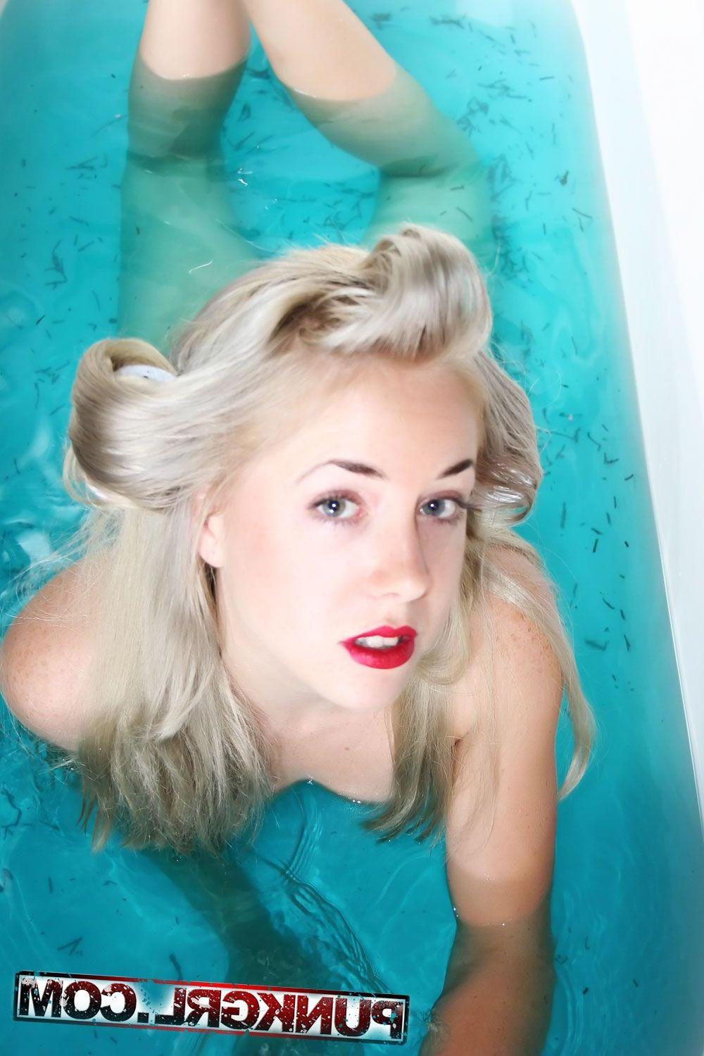 20P Pictures of punk girl Ezra taking a hot bath