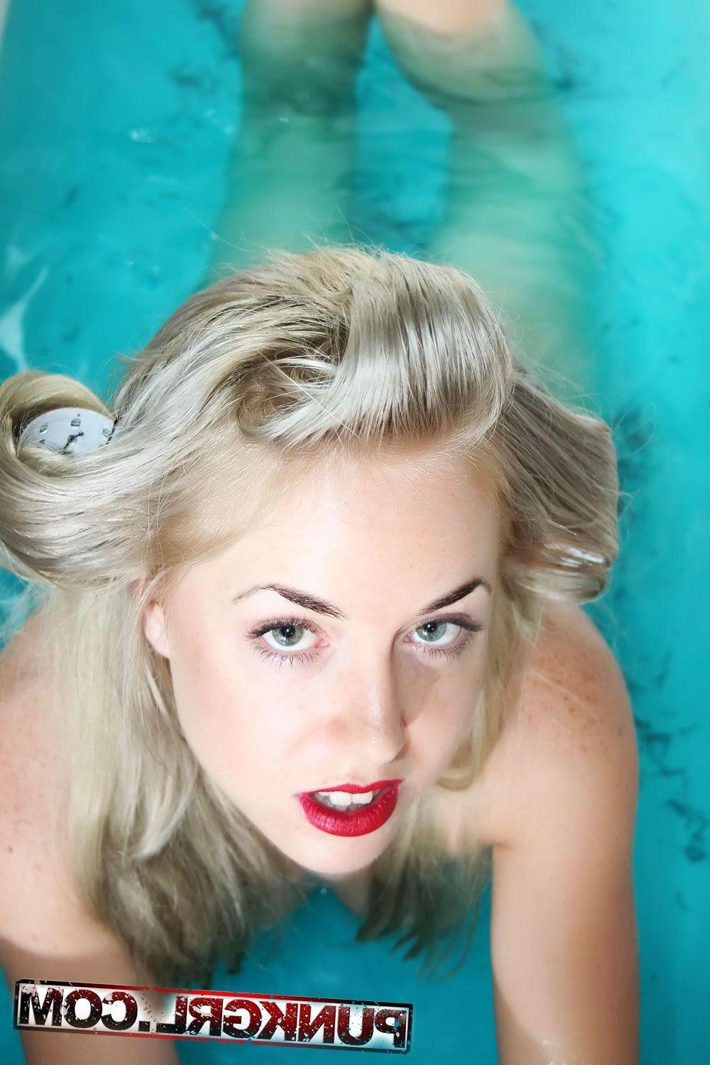 20P Pictures of punk girl Ezra taking a hot bath