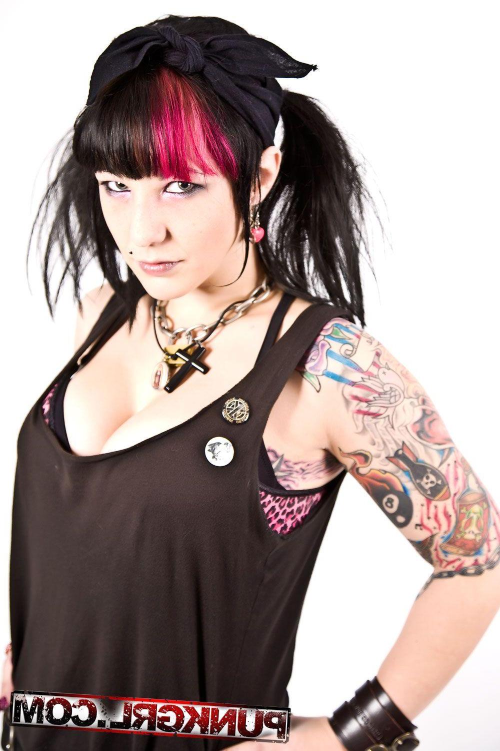 15P Pictures of punk girl Lady Derringer showing her tits and pussy