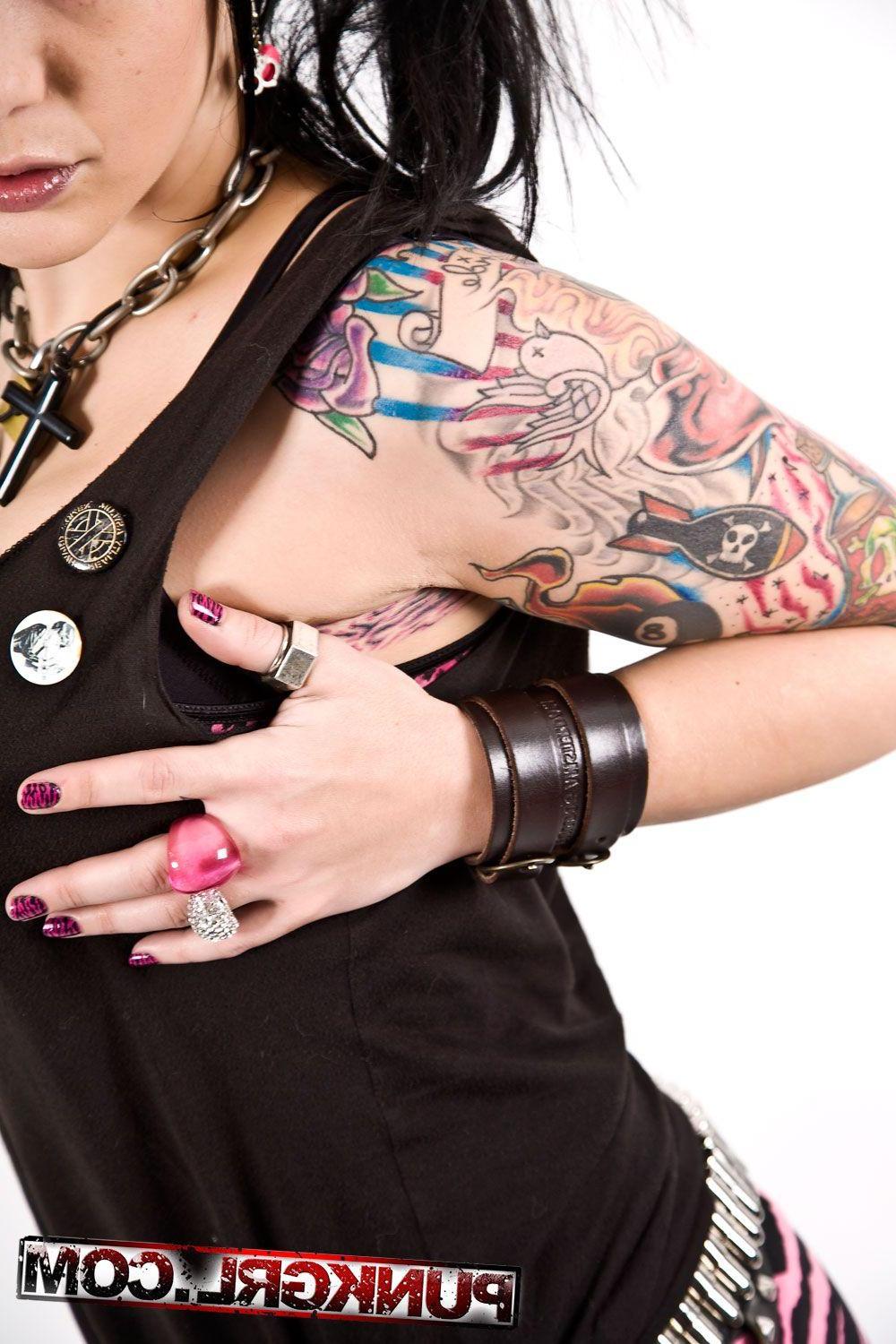 15P Pictures of punk girl Lady Derringer showing her tits and pussy