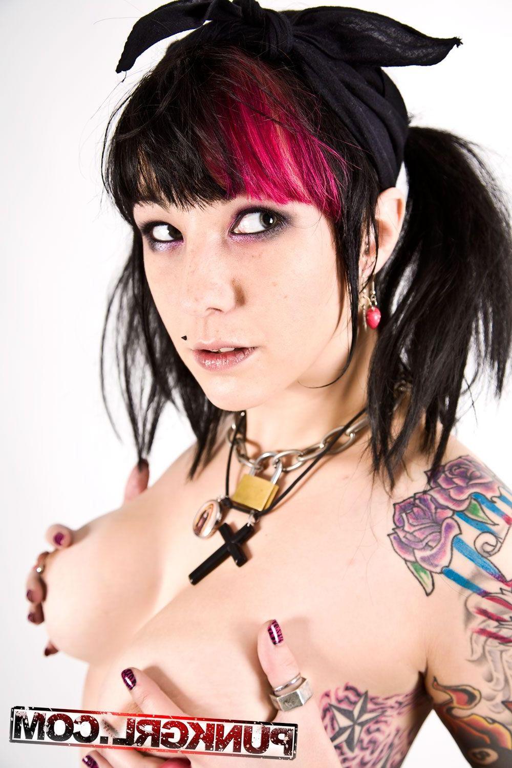 15P Pictures of punk girl Lady Derringer showing her tits and pussy