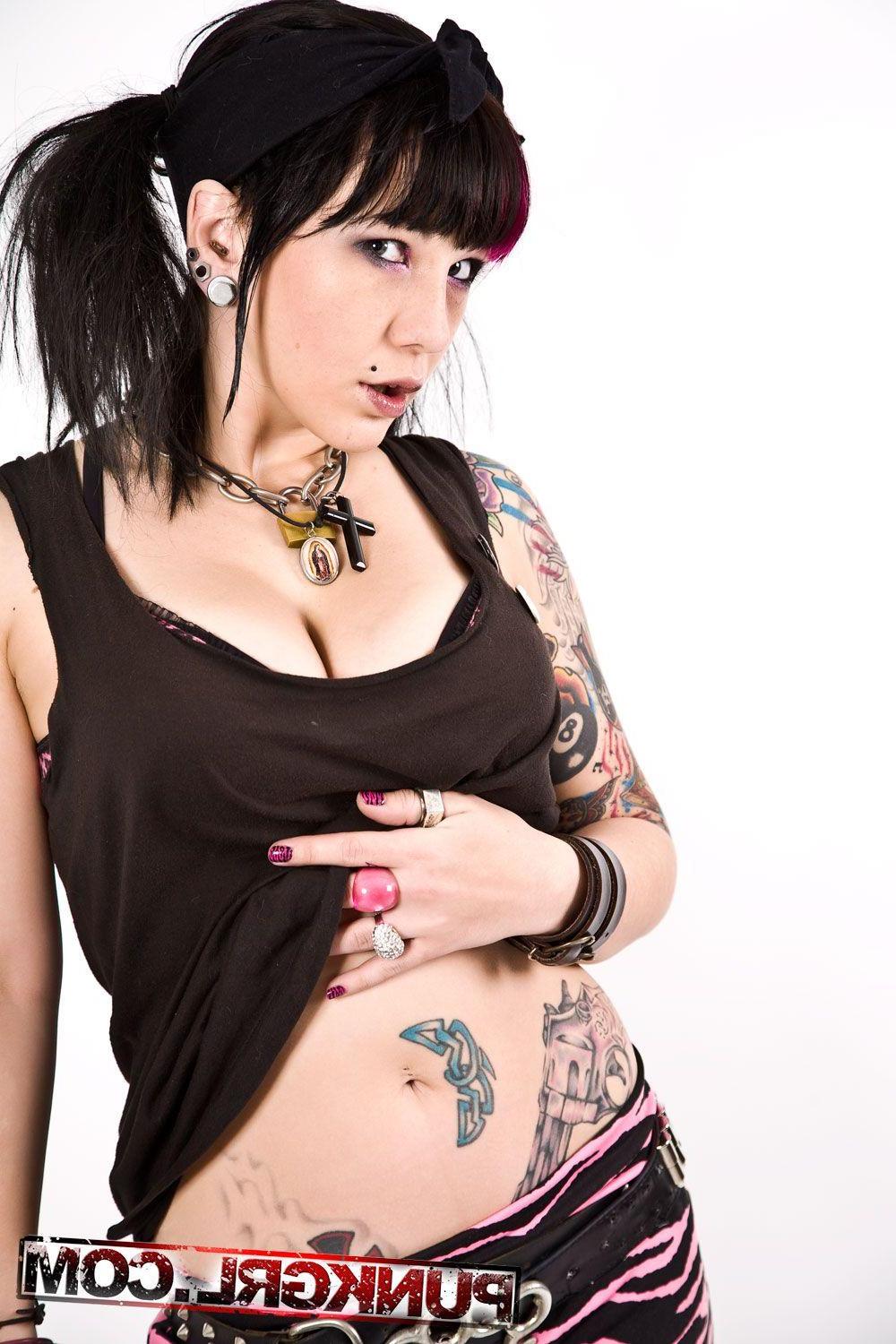 15P Pictures of punk girl Lady Derringer showing her tits and pussy