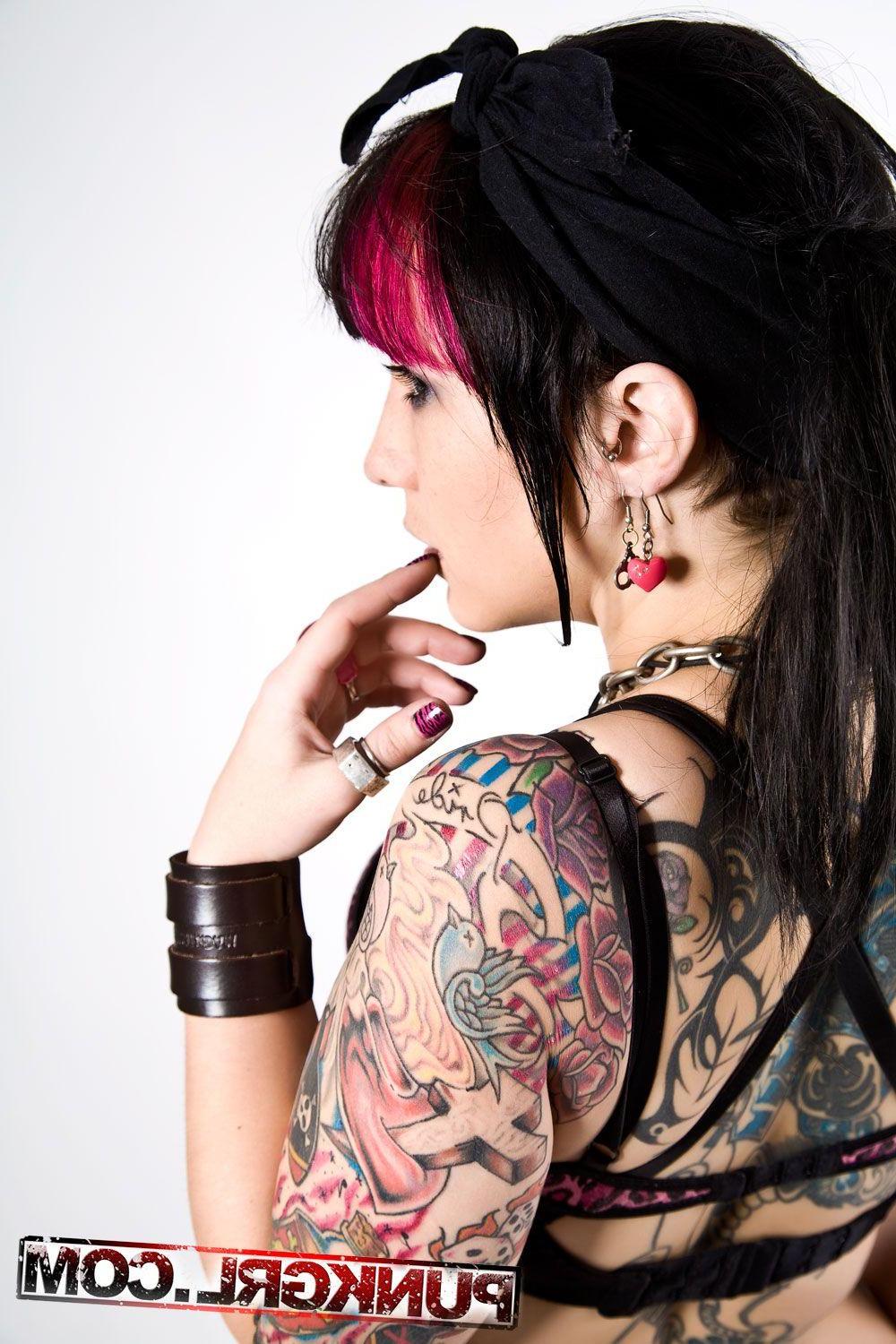 15P Pictures of punk girl Lady Derringer showing her tits and pussy