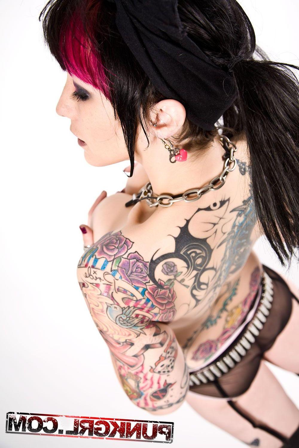 15P Pictures of punk girl Lady Derringer showing her tits and pussy
