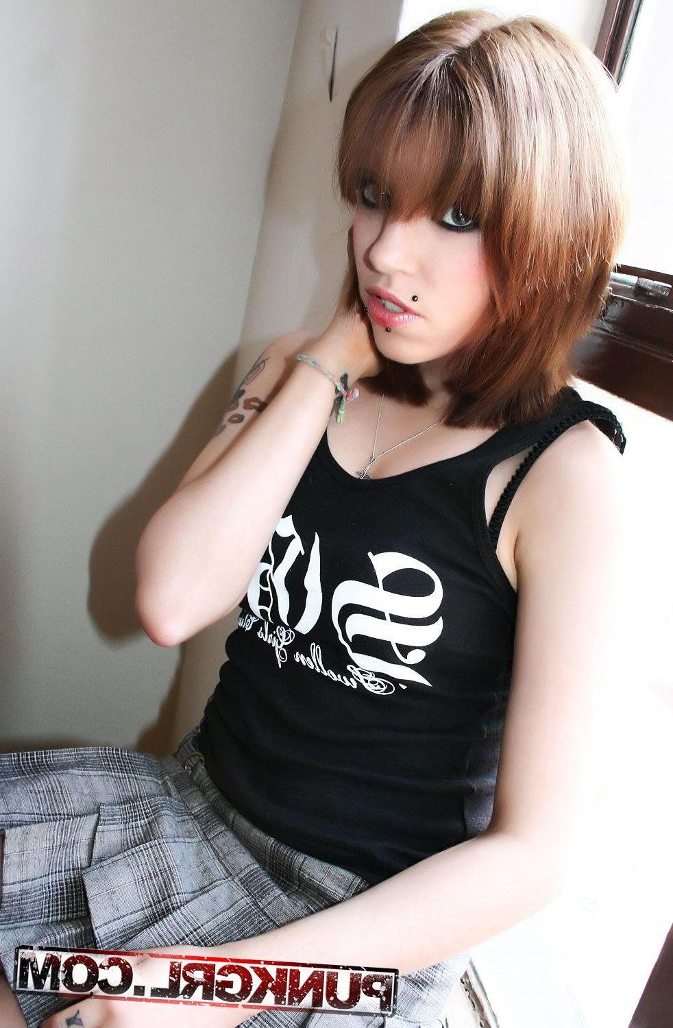 20P Pictures of hot punk girl Ragdoll showing her sexy legs and tits