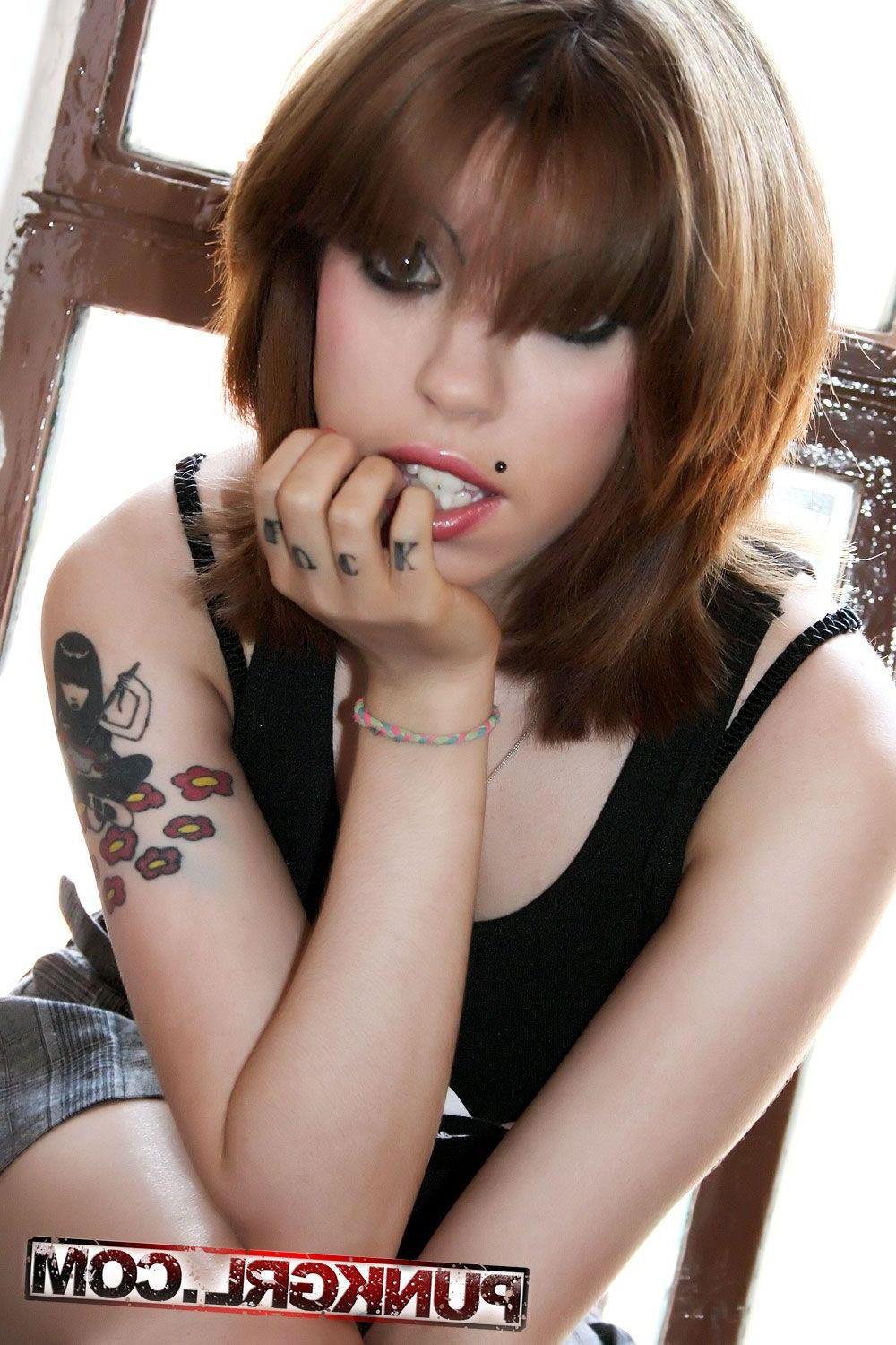 20P Pictures of hot punk girl Ragdoll showing her sexy legs and tits