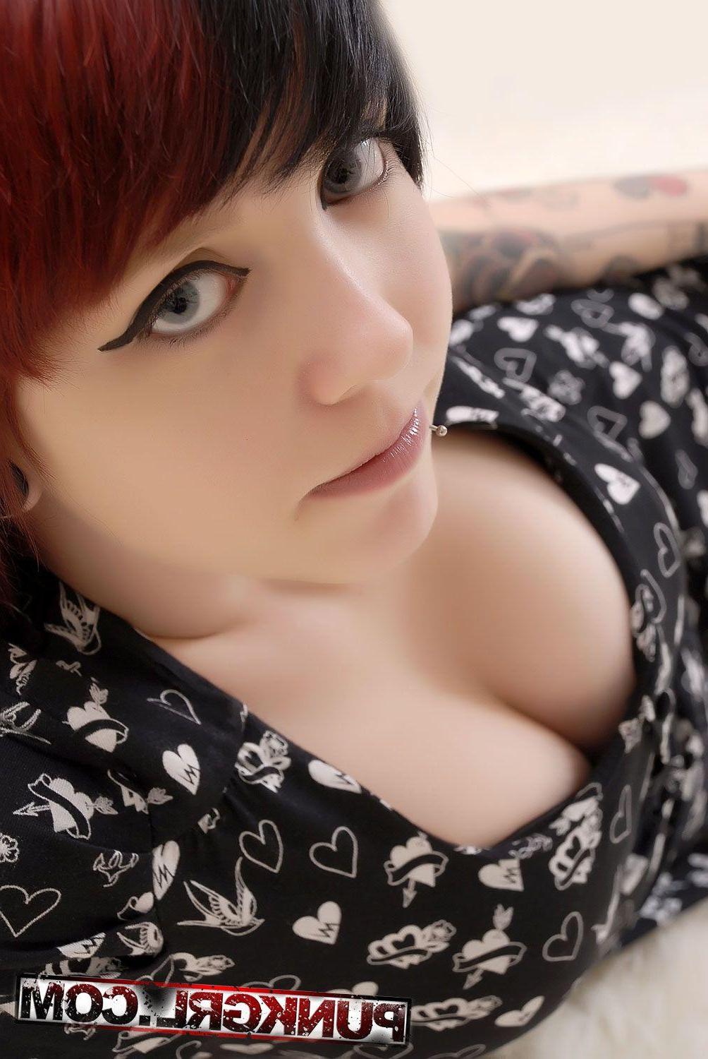 20P Pictures of punk girl Cassie showing her beautiful tits