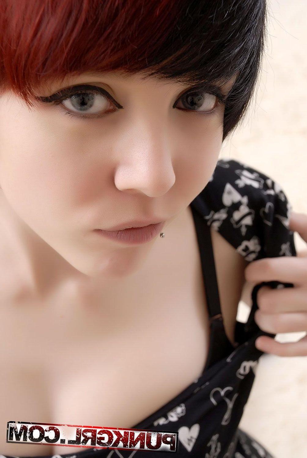 20P Pictures of punk girl Cassie showing her beautiful tits
