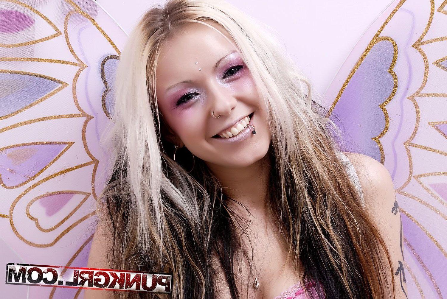 20P Pictures of punk girl Li Necro dressed as a pretty butterfly