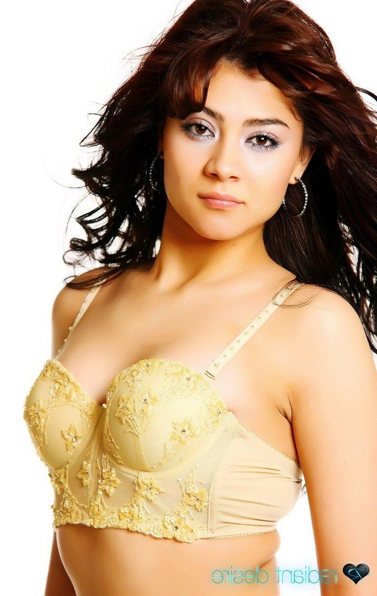 15P Pictures of a hot teen girl showing off