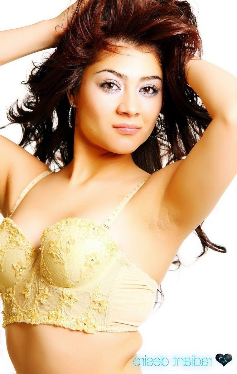 15P Pictures of a hot teen girl showing off