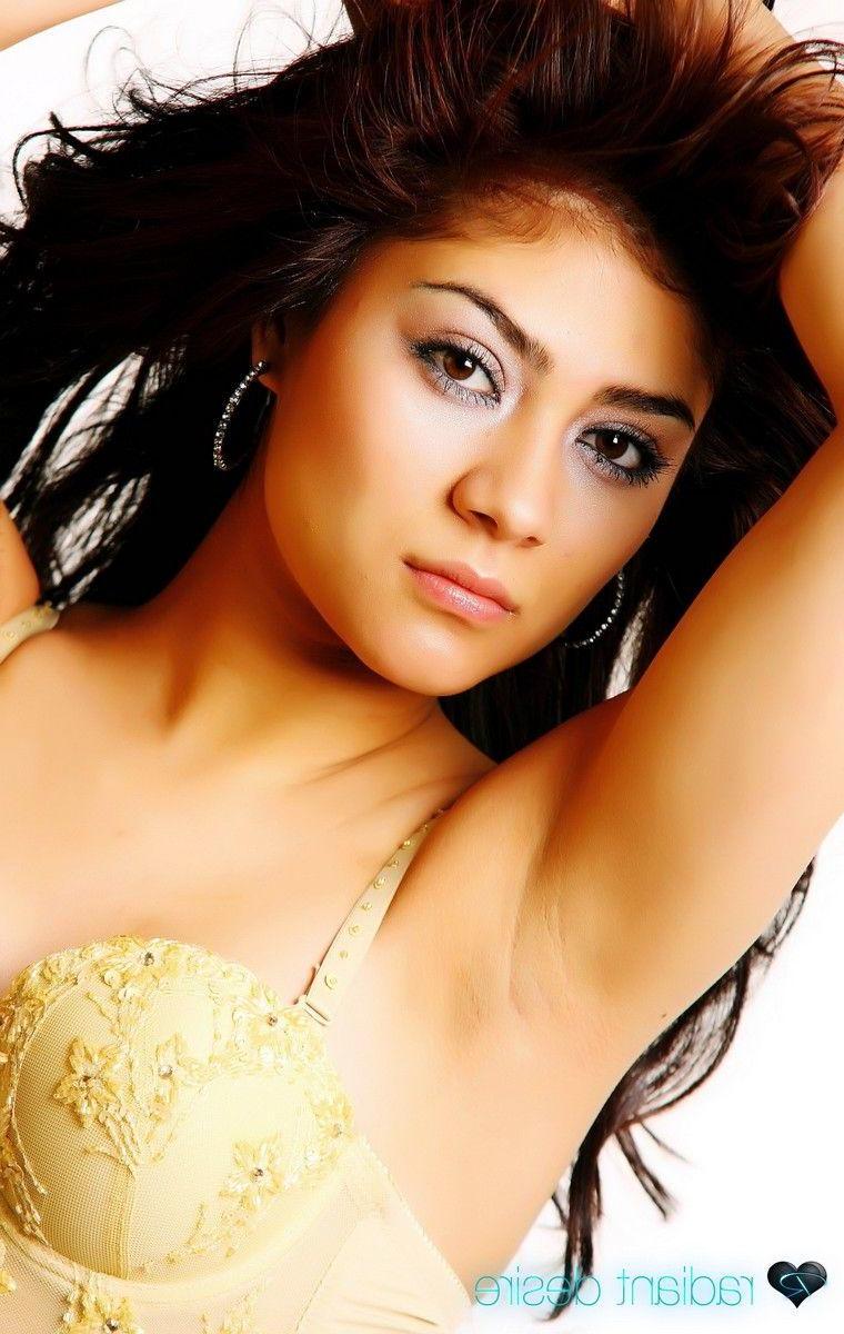 15P Pictures of a hot teen girl showing off