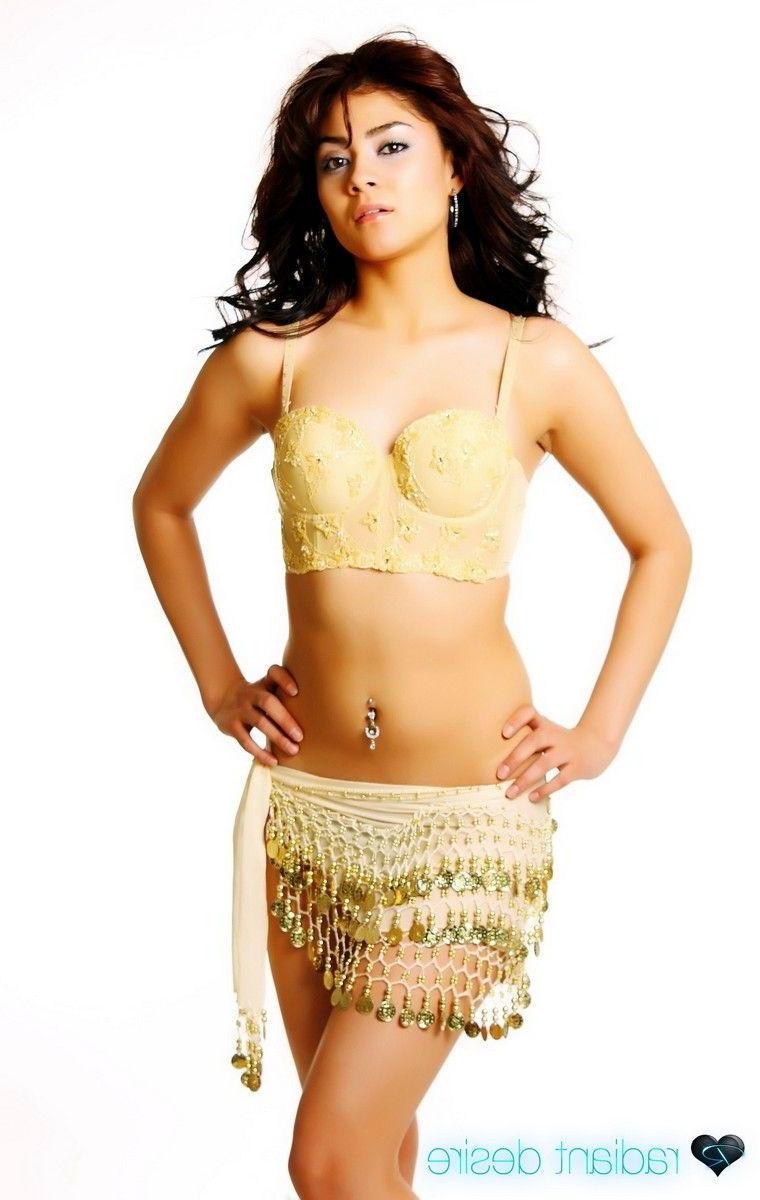 15P Pictures of a hot teen girl showing off