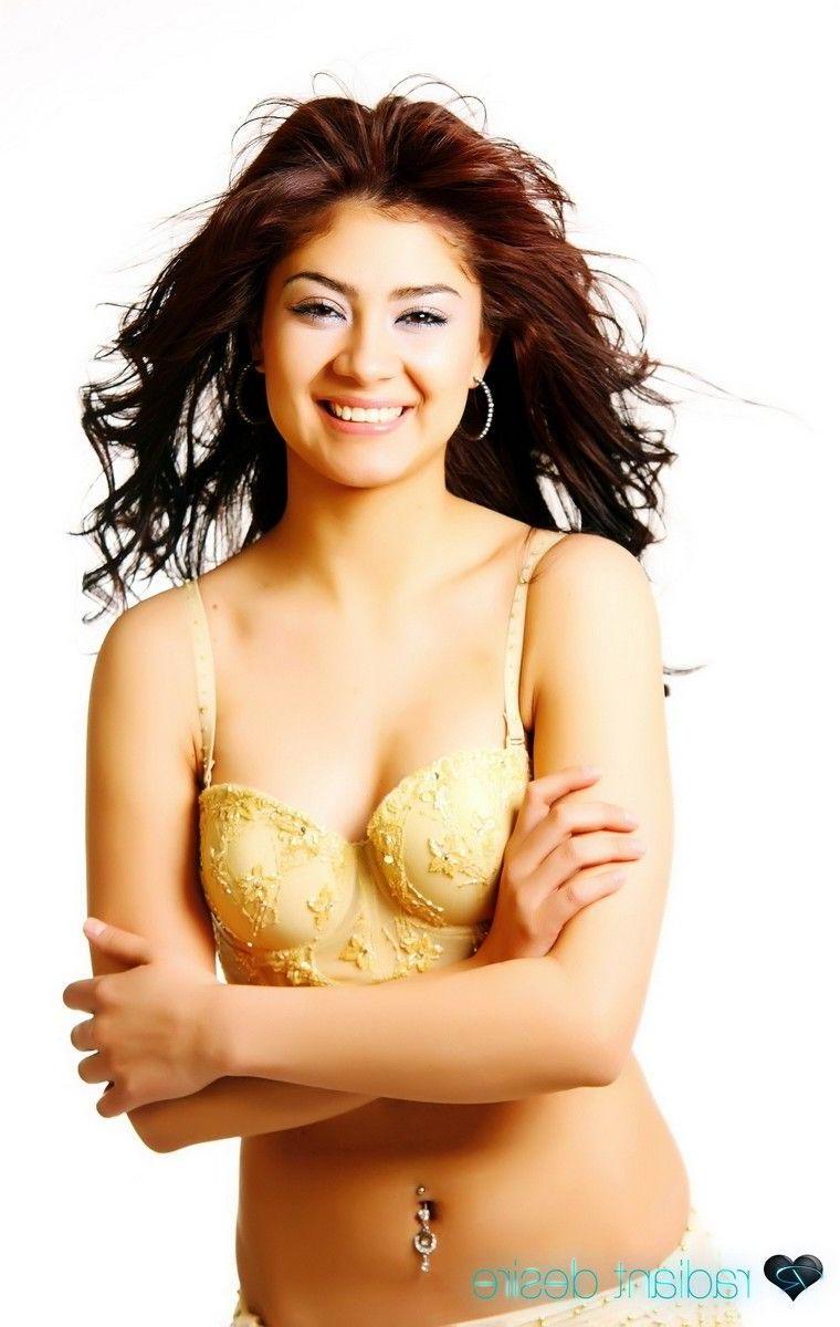 15P Pictures of a hot teen girl showing off
