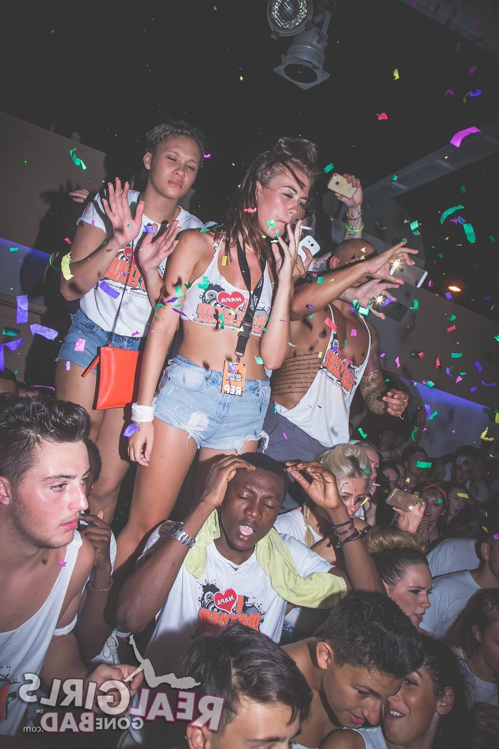 12P College coeds get naughty at a bar
