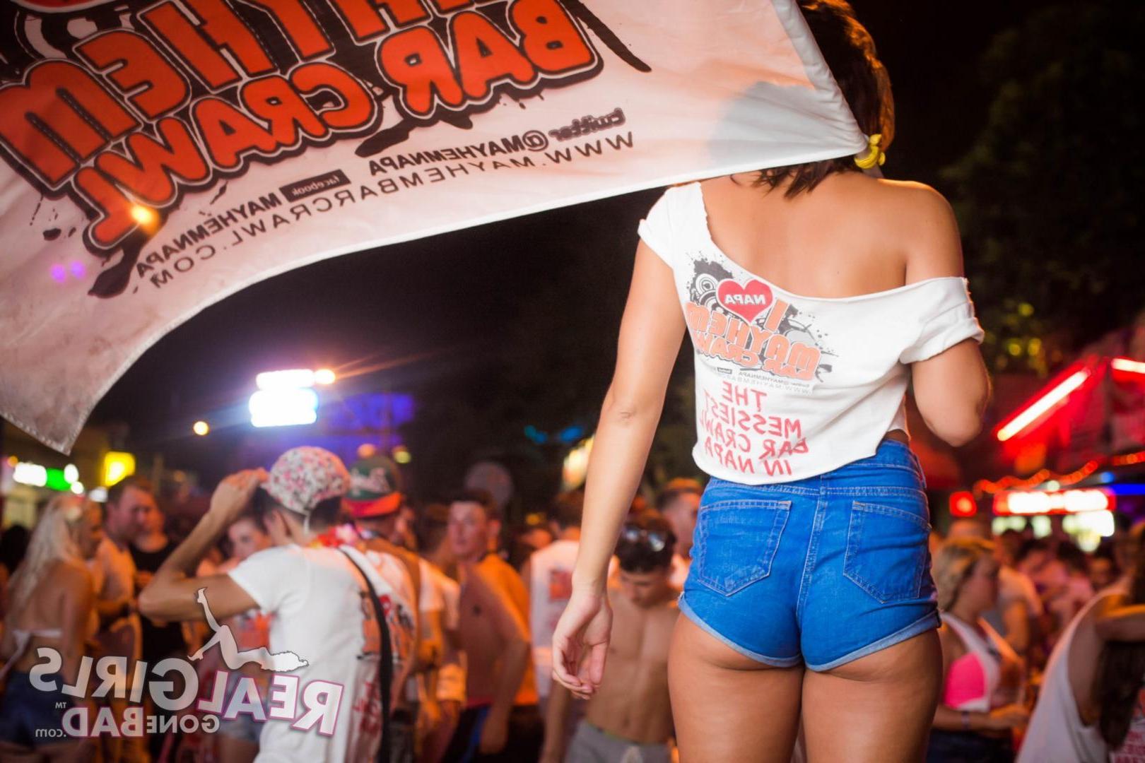 12P Hot college girls go wild at a bar