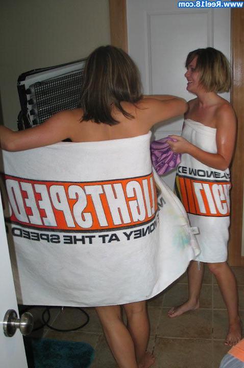 19P Pictures of 2 hot teen girls taking a bath