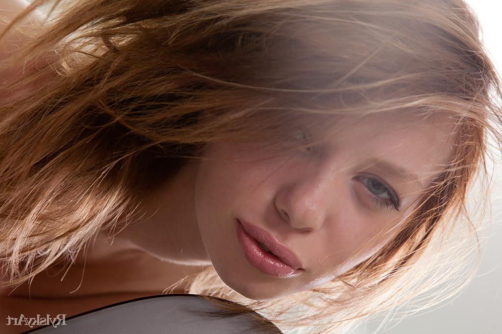 16P Hot teen Kylie Miny gets naked for you in "Amateri"