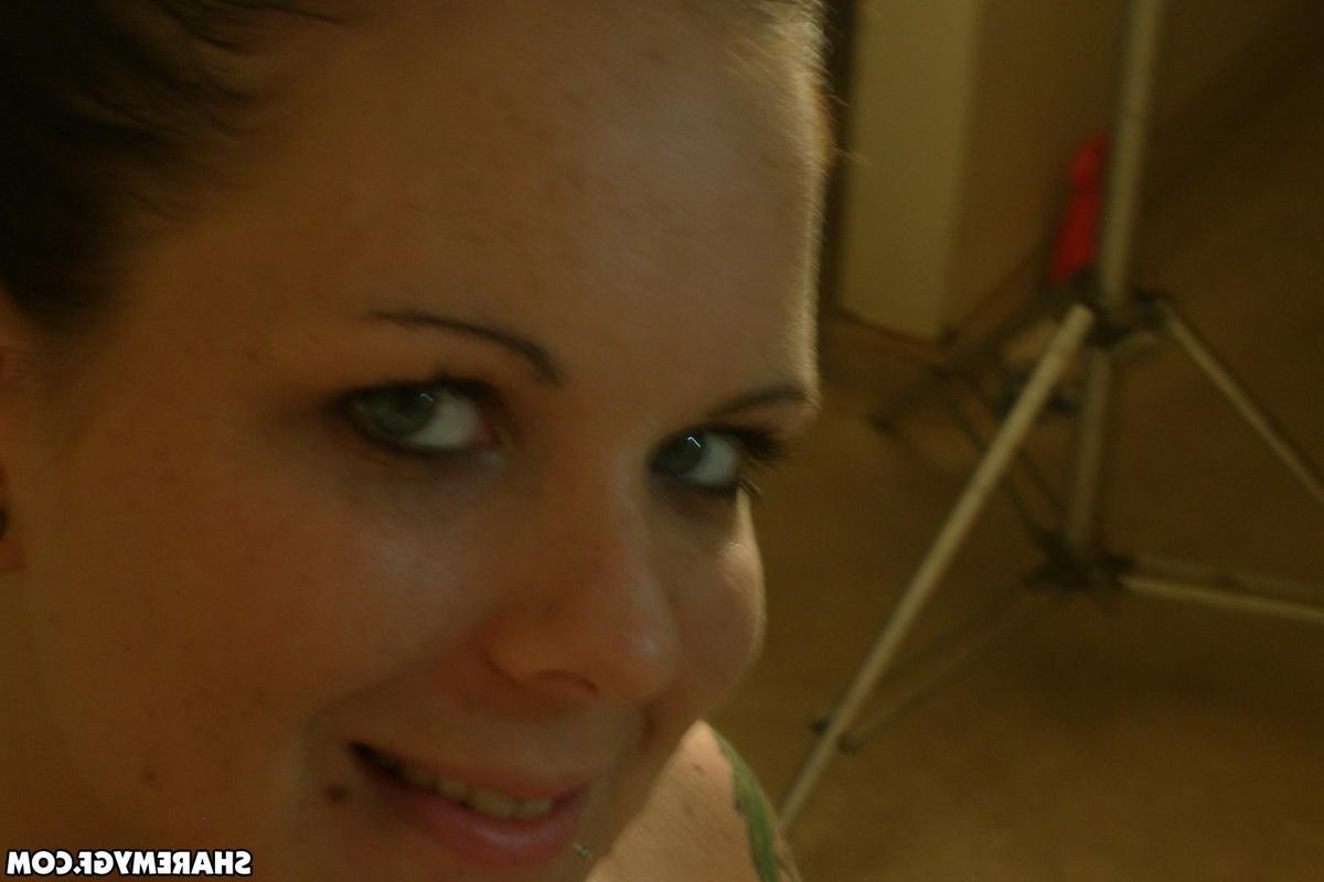 12P Curvy girlfriend takes selfshot pictures in her hotel room for you