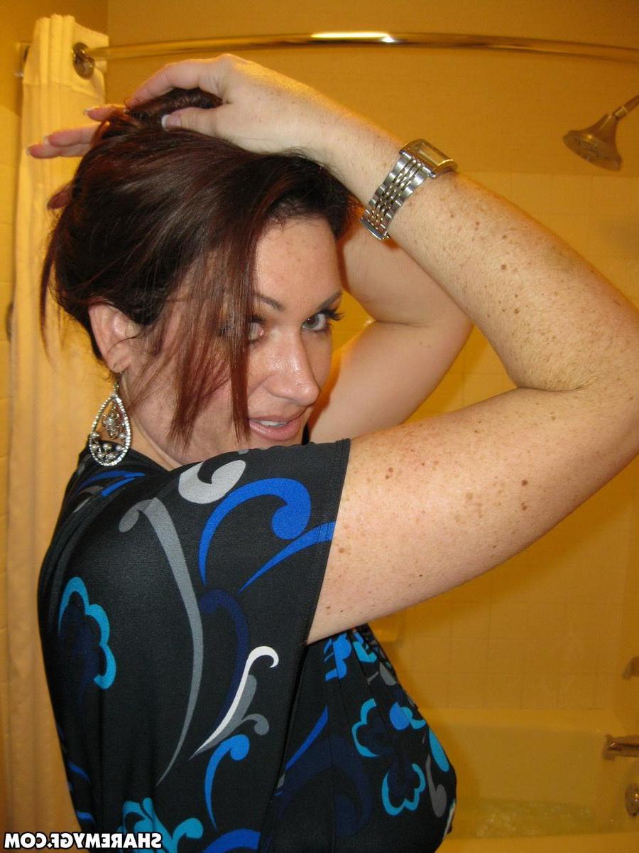 12P Chubby horny girlfriend takes pictures of herself in the bath