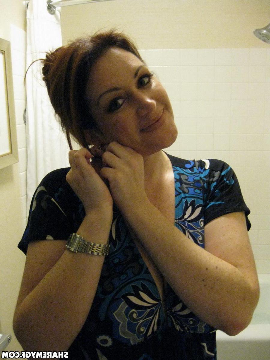 12P Chubby horny girlfriend takes pictures of herself in the bath