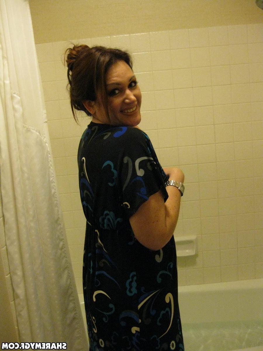 12P Chubby horny girlfriend takes pictures of herself in the bath