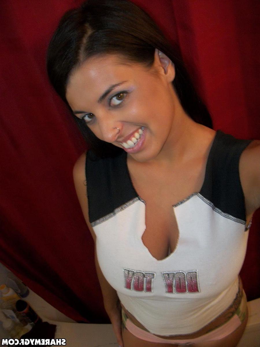 20P Busty alt GF takes pics of her big boobs and tight pussy