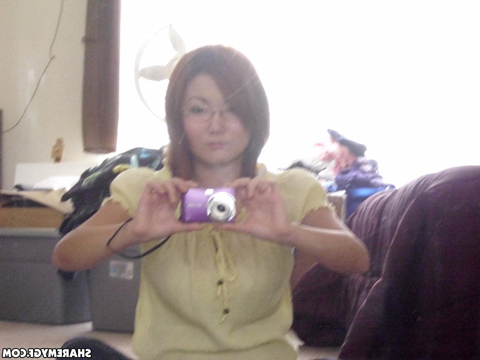 20P Asian coed shares hot selfies taken in her dorm room