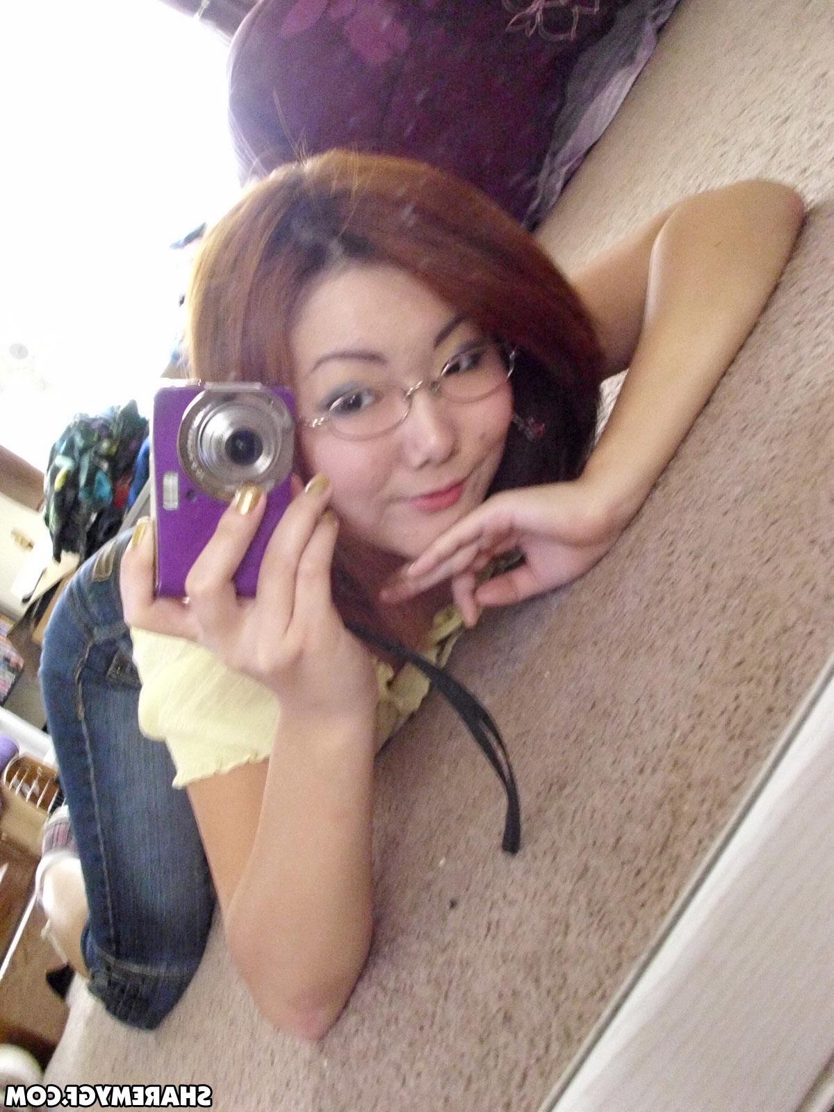 20P Asian coed shares hot selfies taken in her dorm room