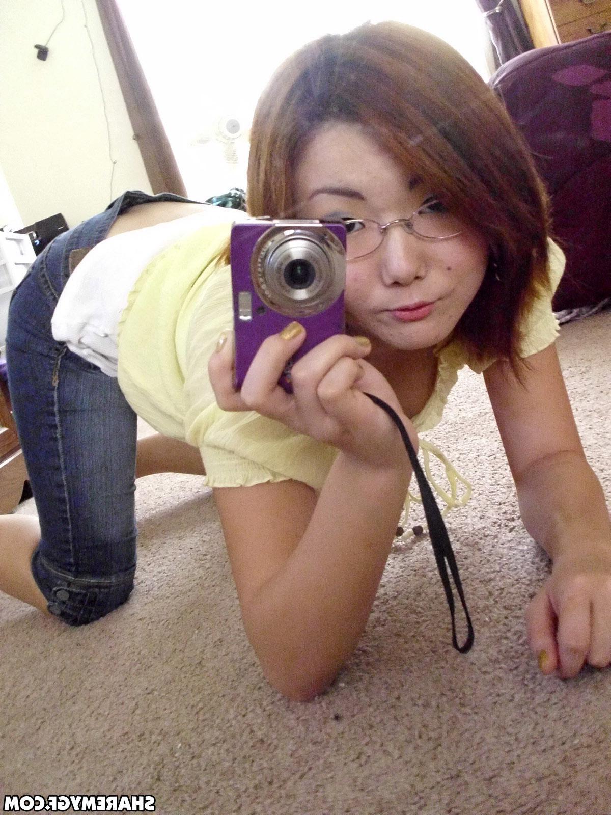20P Asian coed shares hot selfies taken in her dorm room