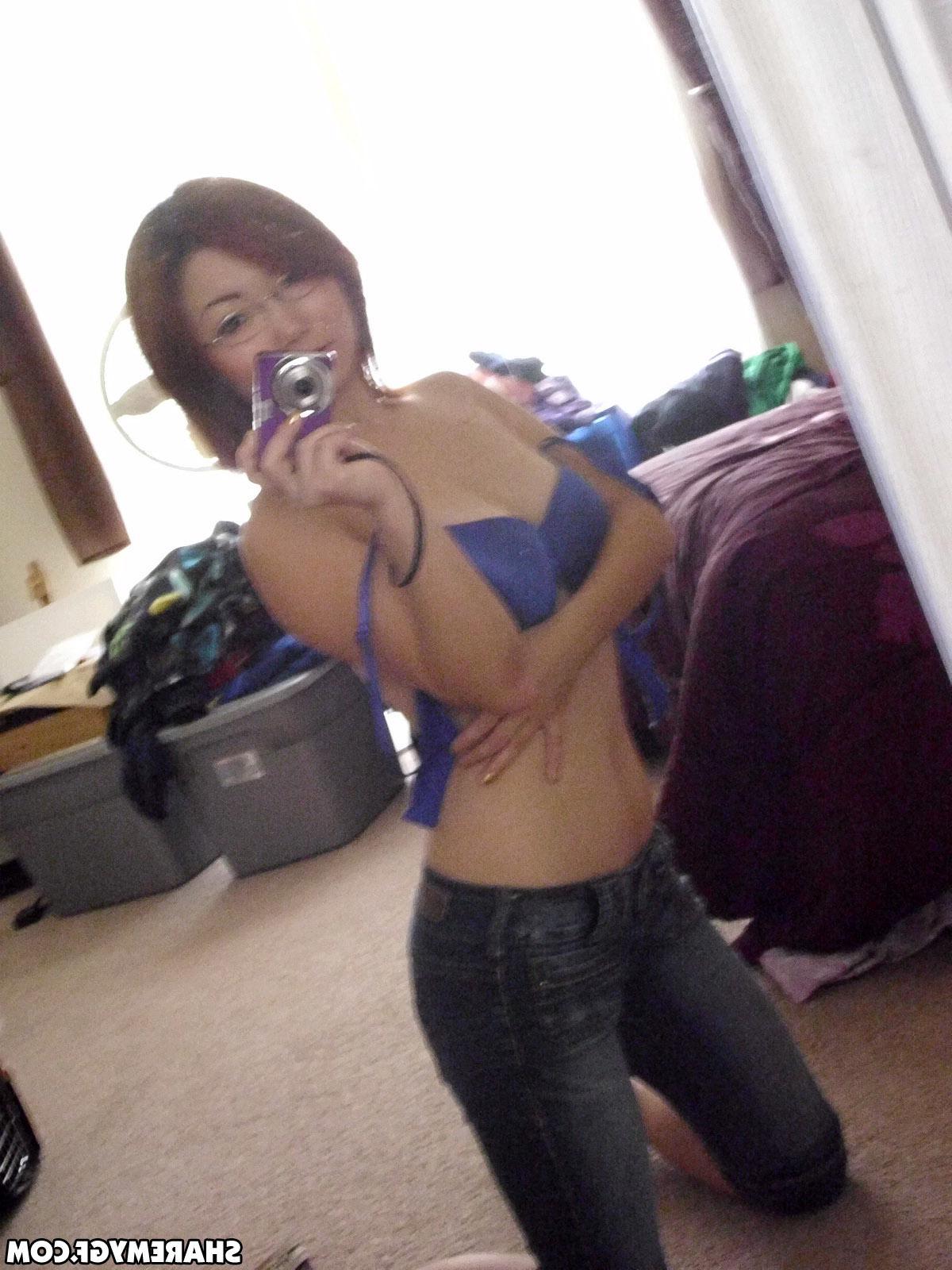 20P Asian coed shares hot selfies taken in her dorm room