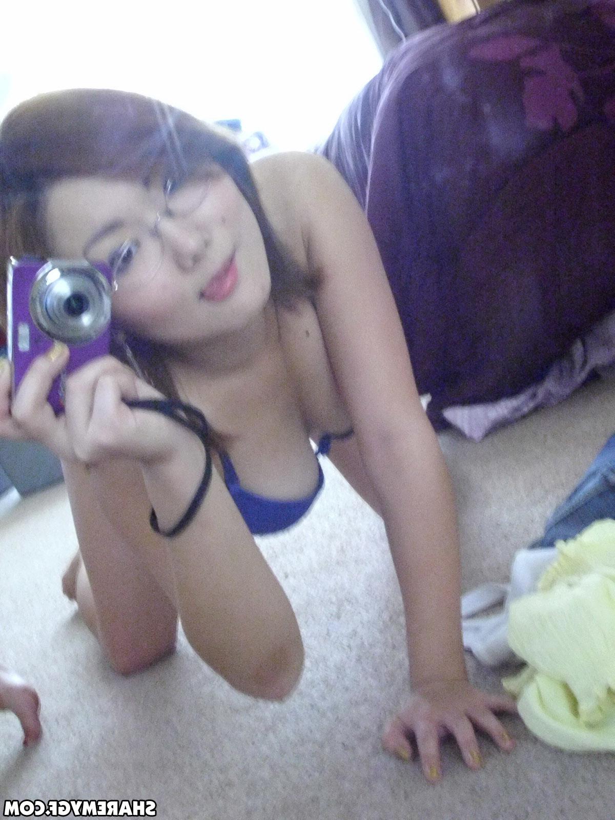 20P Asian coed shares hot selfies taken in her dorm room