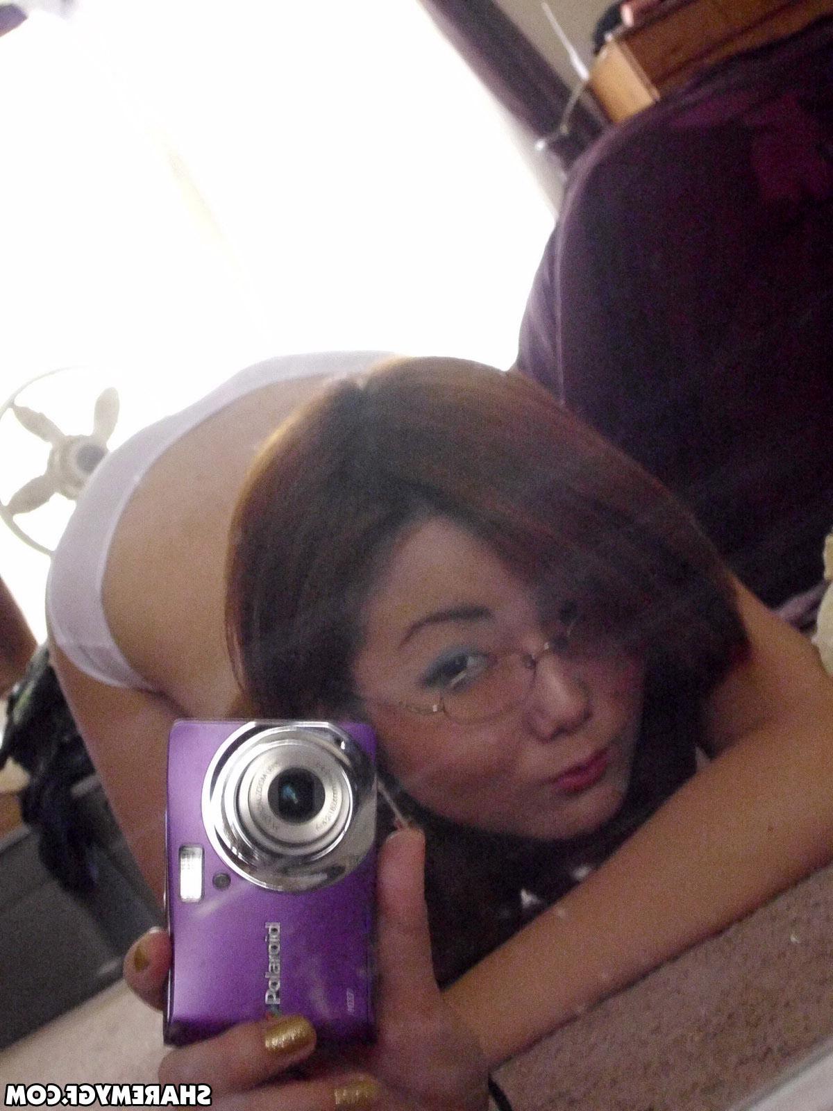 20P Asian coed shares hot selfies taken in her dorm room
