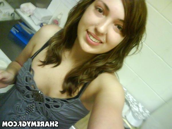 20P Hot girlfriend takes pics of herself just for you