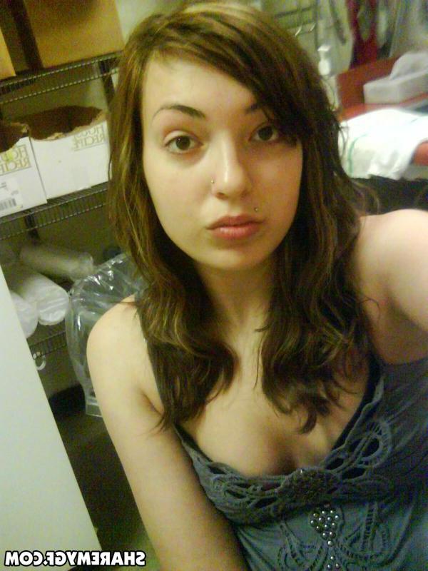 20P Hot girlfriend takes pics of herself just for you