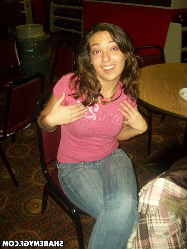 20P Hot girlfriend takes pics of herself just for you