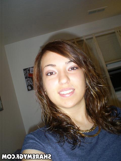 20P Hot girlfriend takes pics of herself just for you