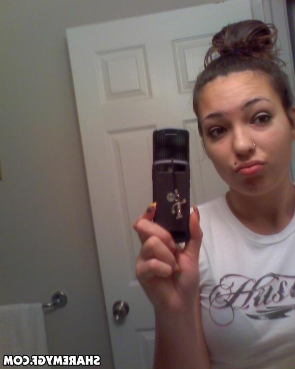 20P Hot girlfriend takes pics of herself just for you