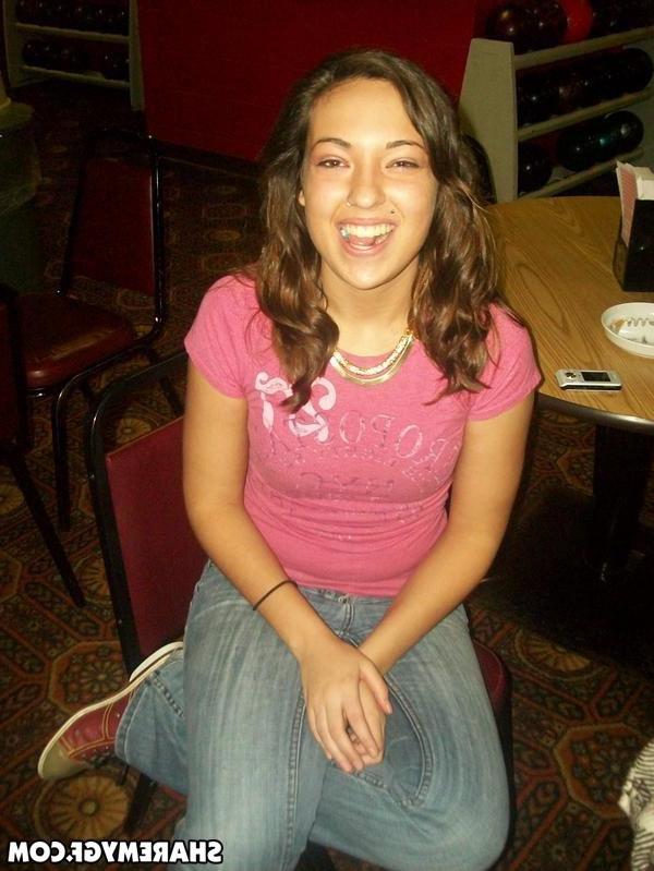 20P Hot girlfriend takes pics of herself just for you