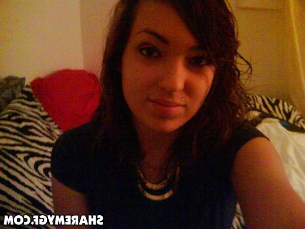 20P Hot girlfriend takes pics of herself just for you